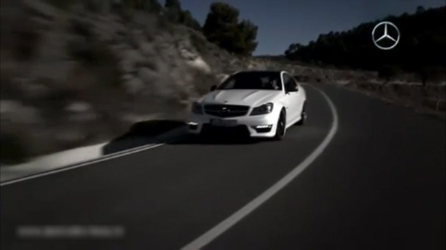 Купе Mercedes-Benz C63 AMG разгоняется до 280 км/ч смотреть онлайн