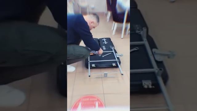 Заказчик собирает кресло по инструкции смотреть онлайн