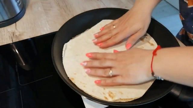 Сырная лепёшка. Вкусный быстрый перекус. смотреть онлайн