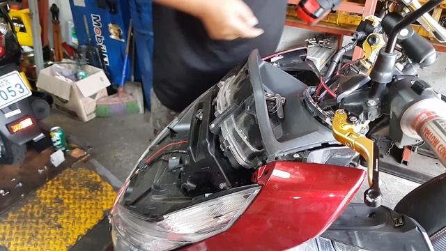 Repairing a Dangerously Shaking Motorcycle Handle - Honda PCX 125 Scooter смотреть онлайн