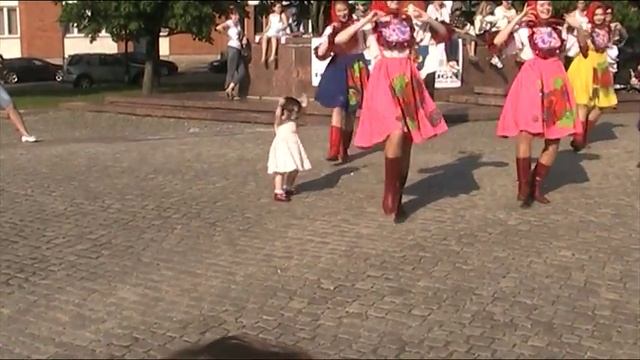 Неизвестная звёздочка: - Я танцевать хочу-у-у :-) смотреть онлайн