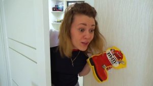 Ева учит и собирается показать поведение детей