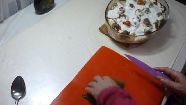 Фрикадельки тушеные с овощами./Котята растут./ смотреть онлайн