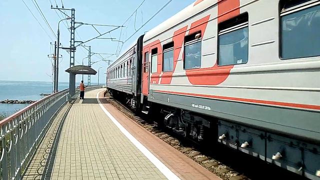 Электровоз 2ЭС4К-121 "Дончак" с пассажирским поездом смотреть онлайн