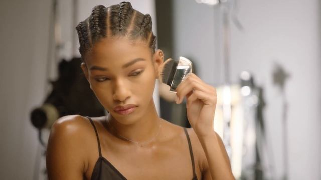 Accomplice Instant Blurring Beauty Powder with Brush | Marc Jacobs Beauty смотреть онлайн