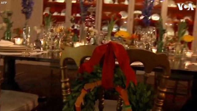 Bidens Unveil White House Christmas Decorations смотреть онлайн