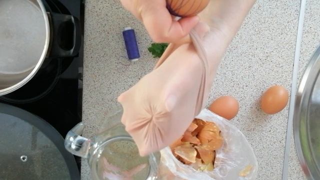 Красим яйца на Пасху с рисунком без химии натуральными красителями в домашних условиях с детьми смотреть онлайн