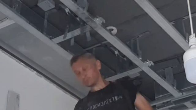 Как я встроил шинопровод. Потолок из ГВЛ. Крутая инсталляция. смотреть онлайн