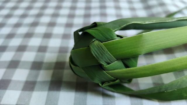 Студия народного промысла / Секреты и советы мастера / Плетём ананас из рогозы смотреть онлайн