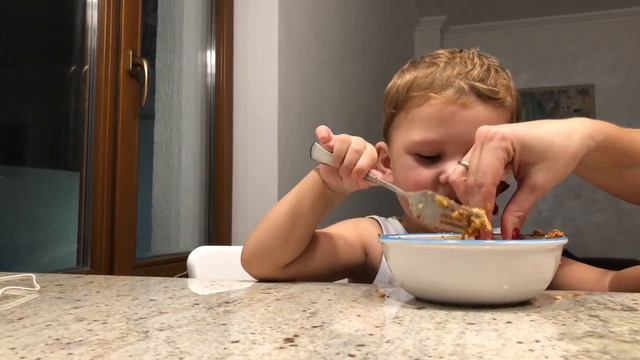 Типичный Ужин/Ребёнок в год Кушает сам