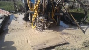 Бурение скважины компрессором.