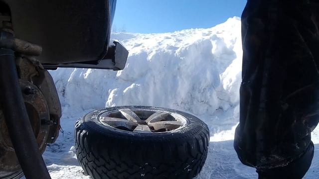 Спустило колесо ищу причину ,пришло тепло и навалило снегу, мои будни в поселке. смотреть онлайн