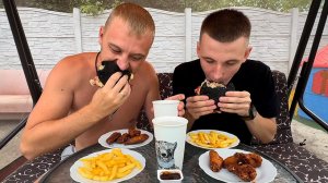 Чёрный бургер Куриные крылышки Картошка фри кто первый быстрее съест получит деньги