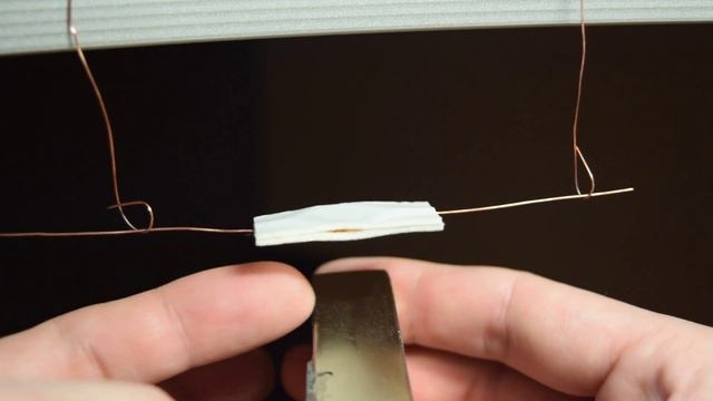 Простой моторчик - почему он работает? Не должен!