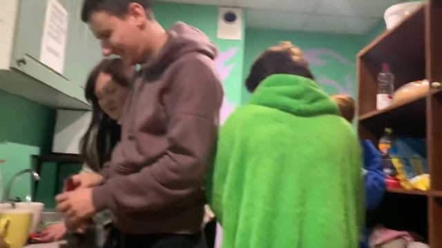 В МАГАЗИН за продуктами под звук СИРЕНЫ смотреть онлайн
