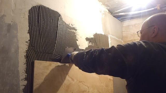 Работа с крупно форматной плиткой,клею стены в туалете смотреть онлайн