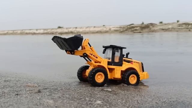 Muddy Auto Rickshaw And Truck Accident Train Help Toy Crane And Water Jump Muddy Cleaning | Mud Toy смотреть онлайн