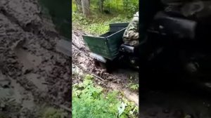 В грязь на мотороллере муравей с двигателем мотоблока