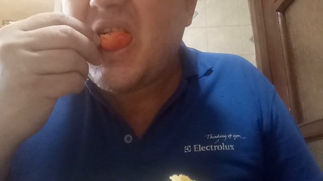 Съел ароматный, вкусный перец habanero. Ate fragrant, tasty habanero pepper. смотреть онлайн