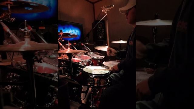 Thriller #dirtyloops #thriller #michaeljackson #스릴러 #drumcover #drums #shuffle смотреть онлайн