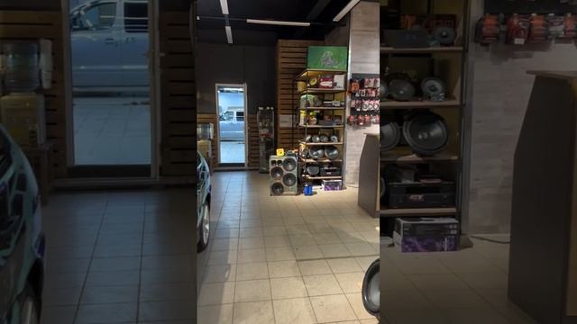 Нереально громко от магнитолы ?. Эксперимент без усилителя #shorts #автозвук #авто #музыка смотреть онлайн