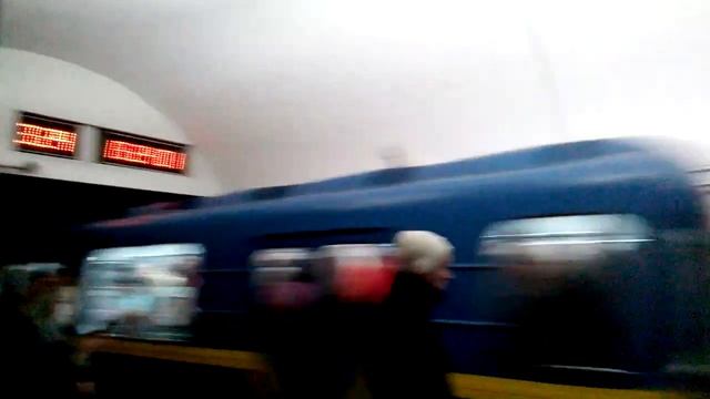 "не всех забрал состав" Вечерний час пик Киевского метро ст.Театральная смотреть онлайн