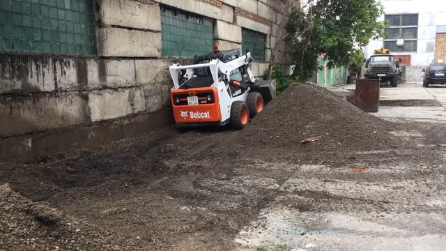 Бобкэт, Уборка щебня смотреть онлайн