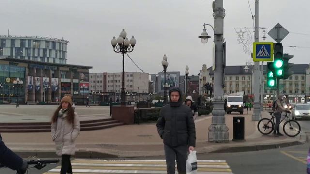 Монтаж новогодней ëлки, на площади Победы.30,5 метров. Калининград 2020 г.