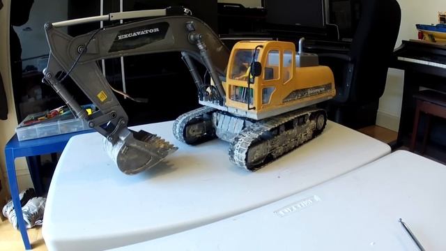 RC excavator with linear servos смотреть онлайн