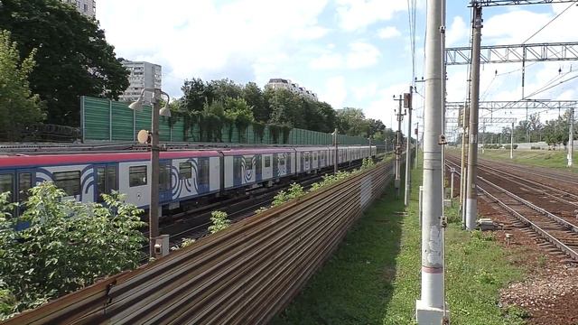 Станция Выхино Московского Метрополитена. Электропоезд "Москва" (ТЧ-11) следует маршрутом №001.