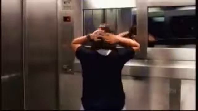 Скрытая камера! Девочка-призрак в лифте!!! смотреть онлайн