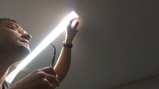 Как запилить и установить световую линию с поликарбонатом на натяжной потолок ЧАСТЬ 2 НАТЯЖКА смотреть онлайн
