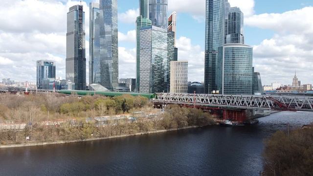 Река Москва, Белорусский и Доргомиловский мосты,здания Москва - Сити.Вид с Доргомиловской набережно смотреть онлайн