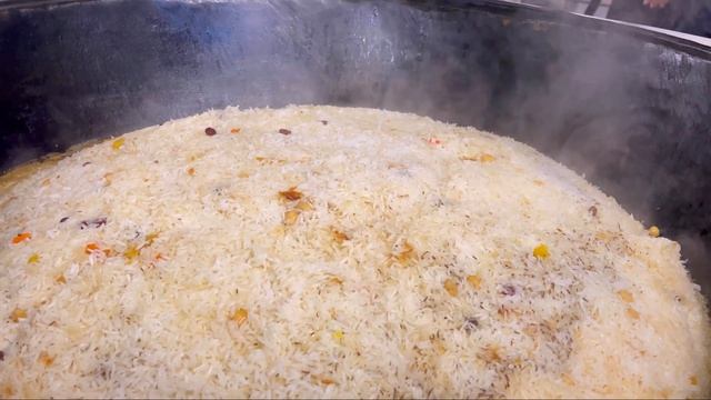 ЗНАМЕНИТЫЙ СВАДЕБНЫЙ ПЛОВ | Street food in Uzbekistan смотреть онлайн