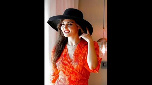 Detalle de Kerem Bürsin en la entrevista de Hande Erçel con Burak Deniz. смотреть онлайн