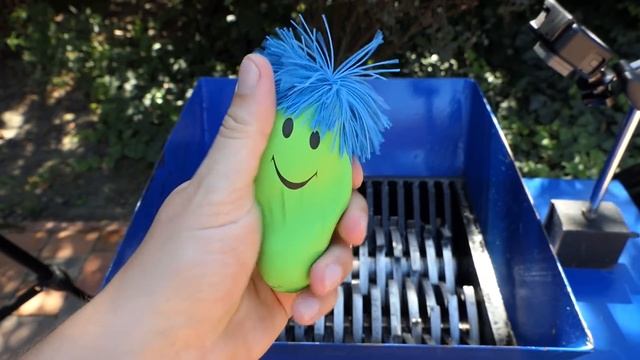 SHREDDING GIANT BALLOON!