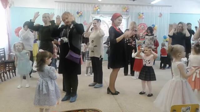 Танец с мамами "У меня, у тебя". смотреть онлайн