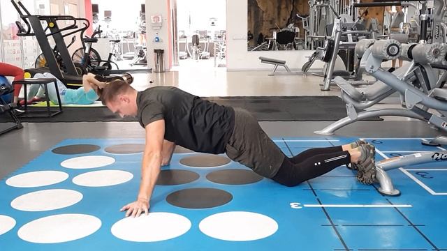 Отжимания от пола с колен, руки шире плеч, пальцы в стороны смотреть онлайн