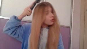 ОТРЕЗАЛА СЕБЕ ВОЛОСЫ