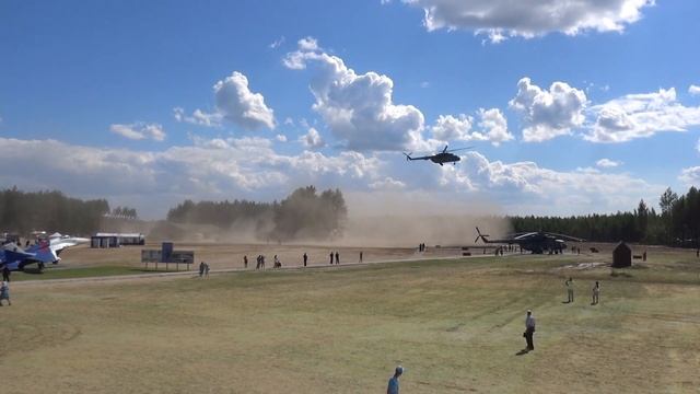 Вертолёт Ми-8 поднял пыльную бурю смотреть онлайн