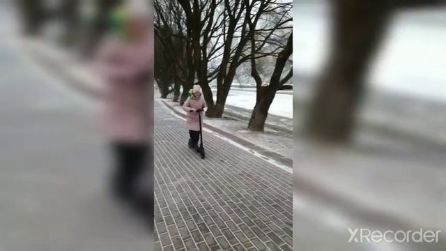 катаюсь на электросамокате(и голос моего папы)