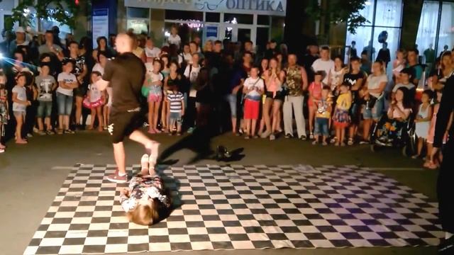 Уличные танцы. Танцоры в Анапе. Танцы на улице. Крутые танцы смотреть онлайн