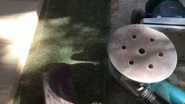 Ручная дошлифовка деревянных изделий перед отделкой. смотреть онлайн