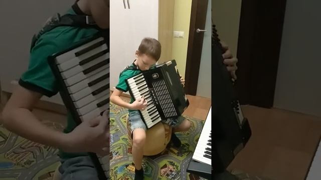Играю "Дедушкин баян" на аккордеоне. смотреть онлайн