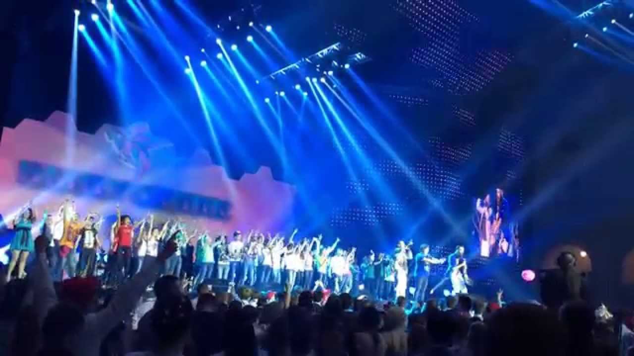 Flashmob под "Happy" в гостином дворе. Часть 1 смотреть онлайн