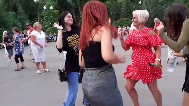 КАКИМИ РАНЬШЕ БЫЛИ МЫ, ТАКИМИ И ОСТАЛИСЬ!??/ЗАЖИГАТЕЛЬНЫЕ ТАНЦЫ В ПАРКЕ ГОРЬКОГО ХАРЬКОВ 2021 смотреть онлайн