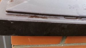 Монтаж пластиковых колпаков на кирпичные колонны.