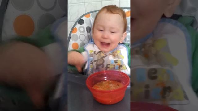 Пытаемся самостоятельно кушать.Леон 1год смотреть онлайн