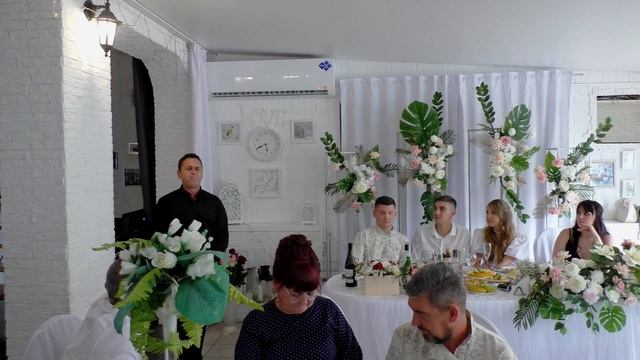 На сельской свадьбе гости зажигают...