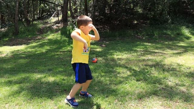 Подвижные ИГРЫ С МЯЧОМ для детей на улице! Бой Мячами! смотреть онлайн